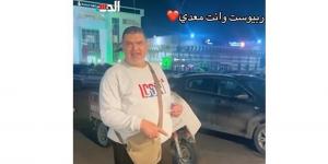 "بيقف يبيع كيكة عالرصيف".. مدير حسابات يساعد ابنته في التسويق لمشروعها (فيديو)