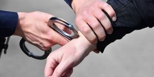 ضبط عامل بتهمة إصابة شقيقته وقتل نجلها بطلقات نارية