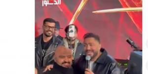 إنسانية تامر حسني.. وصلة هزار مع بودي جارد في حفلة (فيديو)