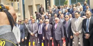 قيادات الدولة يلتقطون صورة تذكارية أمام مقر «قضايا الدولة» الجديد في ختام الافتتاح