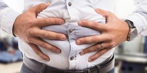 الطعام ليس السبب.. 5 أسباب خفية وراء الانتفاخ