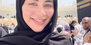 يارا السكري تلفت الأنظار بالحجاب من أمام الكعبة أثناء تأدية مناسك العمرة (شاهد)