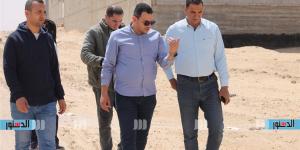 رئيس جهاز السادات يتابع رفع كفاءة الطرق والمحاور الرئيسية