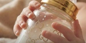 دلع طفلك بـ 890 دولاراً .. ببرونة Gucci الذهبية حديث الجماهير| ما القصة؟