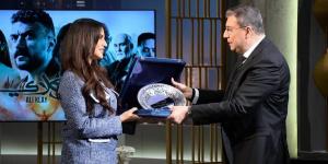 عمرو الليثي يكرم النجمة درة عن دورها في مسلسل علي كلاي