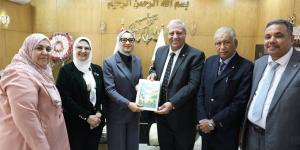 محافظ الوادي الجديد تُكرّم أعضاء قافلة جامعة الأزهر التنموية الشاملة