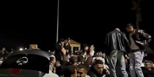 تحدي الحظر.. فيديو طريف لتجمعات شبابية بعد غلق الكافيهات في التاسعة (فيديو)