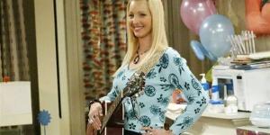 ليزا كودرو تكشف سر شعورها بالتهميش في التسعينات رغم نجاح Friends