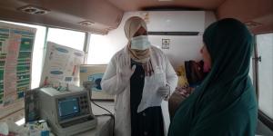 فحص أكثر من 800 حالة وتقديم 2400 خدمة في قافلة علاجية ببني سويف