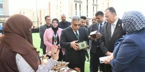 محافظ الدقهلية ورئيس جامعة المنصوره الجديده يتفقدان معرض " أيادي مصر "