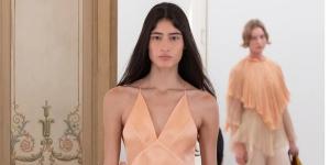 صيحات الموضة 2026.. البساطة تعود لتتصدر المشهد