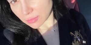 بإطلالة جذابة من سيارتها.. مي عز الدين تعود للشعر الأسود