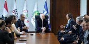 هاني أبو ريدة رئيس الاتحاد المصري لكرة القدم يستقبل مجموعة من أندية الجمعية العمومية