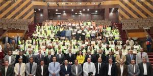 محافظ الجيزة يكرم عمال النظافة والسائقين لدورهم في التعامل مع الأمطار الأسبوع الماضي