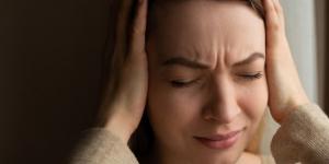 أسباب الصداع المستمر.. متى يكون عرضًا بسيطًا ومتى يصبح خطرًا؟