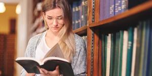 فوائد القراءة على الدماغ والصحة النفسية.. غذاء العقل وسر التوازن الداخلي