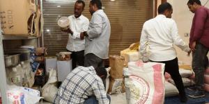 غلق وتشميع لمخزن مخالف فى حملة على محلات ومطاعم أسوان