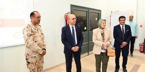 رئيس جامعة أسيوط يشيد بإبداعات الطلاب خلال تفقد معرض المشغولات اليدوية