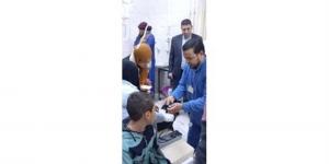 رئيس الوحدة المحلية لمدينة المنيا يتابع تداعيات حادث انقلاب أتوبيس بالطريق الصحراوي الشرقي