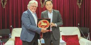 رﺋﻴﺲ »اﻟﻘﺎﻫﺮة اﻟﺴﻴﻨﻤﺎﺋﻰ اﻟﺪوﻟﻰ« ﻳﺒﺤﺚ ﺷﺮاﻛﺔ إﻋﻼﻣﻴﺔ ﻣﻮﺳﻌﺔ ﻣﻊ ﻣﺠﻤﻮﻋﺔ اﻟﺼﻴﻦ ﻟﻺﻋﻼم