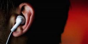 هل يضر استخدام سماعات الأذن لساعات طويلة بصحة الدماغ؟