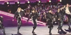 انطلاق فرقة BTS في جولة الجديدة يثير جدلاً واسعاً رغم النجاح الجماهيري