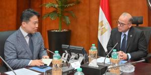 وزير الاستثمار يبحث مع قيادات سامسونج و "إل جي" خطط التوسع وزيادة نسبة المكون المحلي