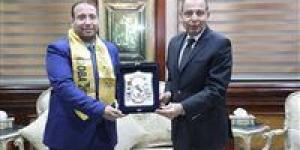 فى نهج جديد.. محافظ المنيا يُكرم مدير التخطيط والمتابعة لحصوله على الدكتوراه