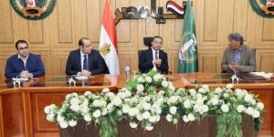 محافظ المنوفية يناقش آليات ومقترحات تطوير"الهوية البصرية" بنطاق المحافظة