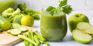 طريقة عمل عصائر طبيعية لتنظيف الجسم من السموم