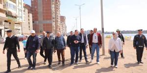 محافظ دمياط يستكمل جولاته الميدانية بالدعايم ويوجه بتمهيد الشوارع بـ "الإنترلوك"