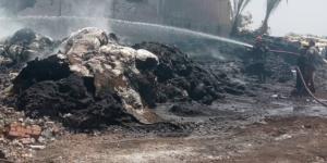 لا إصابات.. الحماية المدنية بالبحيرة تسيطر على حريق هائل بمصنع بلاستيك في "كوم حمادة"