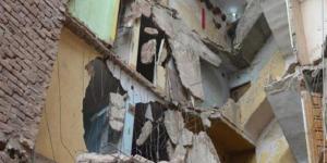 التحقيق في إصابة شخصين عقب انهيار جزء من عقار وسط الإسكندرية