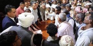 خطوة نحو الاستقرار والتنمية.. محافظ البحر الأحمر يسلم عقود بديل العشوائيات لأهالي حلايب