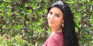 بفستان أحمر داكن.. كارولين عزمي تخطف الأنظار