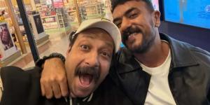 "أنا وكلاي رايحين فين؟".. محمد ثروت يمازح جمهوره بصورة مع أحمد العوضي