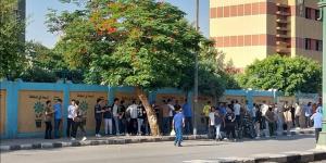 ممر شرفي ودموع الوفاء.. طالبات أزهريات بأسيوط يودعن معلمتهن في مشهد مبكي (فيديو)