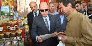 محافظ الغربية يتفقد سوق اليوم الواحد بسبرباي ويستمع للمواطنين
