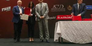 هاني أبو ريدة رئيس الاتحاد المصري لكرة القدم يسلم الشارة الدولية للحكام