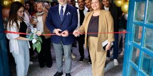 فنان الكاريكاتير عمرو فهمي يفتتح معرض الكوميكس لكلية إعلام جامعة 6 أكتوبر