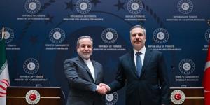 وزير الخارجية الإيراني يبحث مع نظيره التركي تطورات وقف إطلاق النار