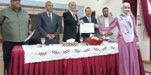 وكيل تعليم قنا يشهد تسليم 46 شهادة فى مادة البرمجة والذكاء الاصطناعي