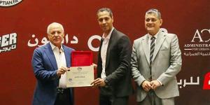 هاني أبوريدة يسلم الشارة الدولية للحكام