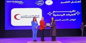 «التضامن» تُكرم الهلال الأحمر عن فئة توزيع أكثر من مليون وجبة في «أهل الخير 2»