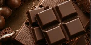 هل الشوكولاتة الداكنة أكثر فائدة من الشوكولاتة العادية؟