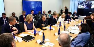 وزير الخارجية يُحذّر من مخاطر تراجع الاهتمام الدولي بالأوضاع في غزة