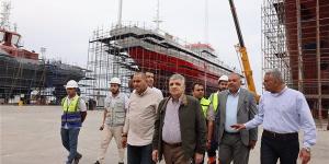 ربيع يتفقد أعمال بناء قاطرات "عزم" ويتابع معدلات بناء سفن الصيد "رزق"