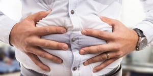 قرقرة البطن.. علامة طبيعية أم إنذار لمشكلة هضمية؟