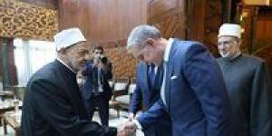 أمير رومانيا في رحاب الأزهر ينحني خلال لقائه بشيخ الأزهر بالمشيخة