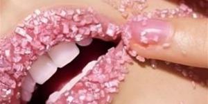 وصفات طبيعية لترطيب الشفاه في فصل الصيف